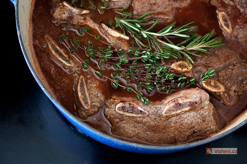 Tuk a kolagen: Proč je maso tuhé jako žvýkačka a jak jeho přípravu už nikdy nezkazit