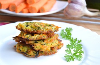 Jiné už chtít ani nebudete: Zdravé cuketovo-mrkvové placičky jsou levné, rychlé a snadné