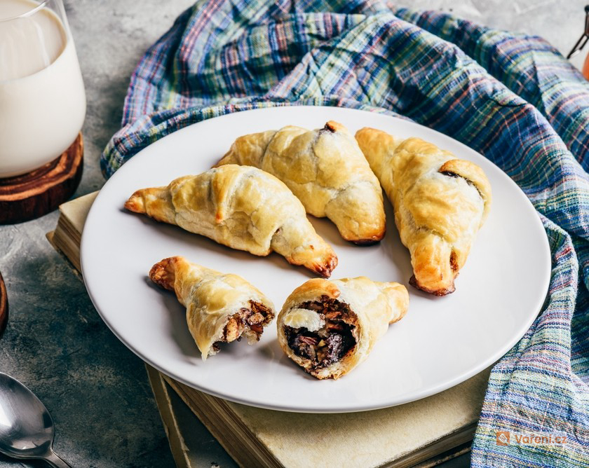 Božské sladké plněné rohlíčky: Upečte si na víkend křehké, kynuté nebo listové!