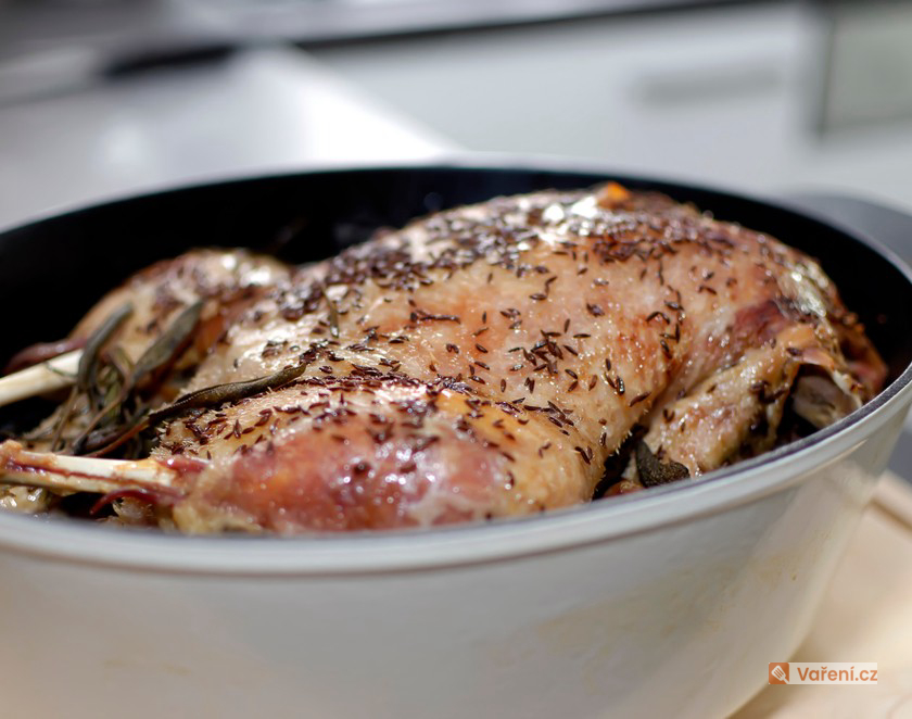 Čím naplnit svatomartinskou husu: od jablek a švestek přes žemle až po pohanku s bylinkami