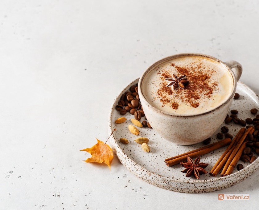 Podzimní šálky plné chuti: Káva s kořením, která vás zahřeje