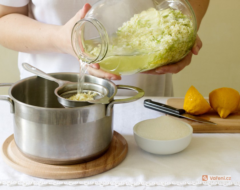 Recept na domácí bezinkový sirup: Připravte si snadný elixír z koziček