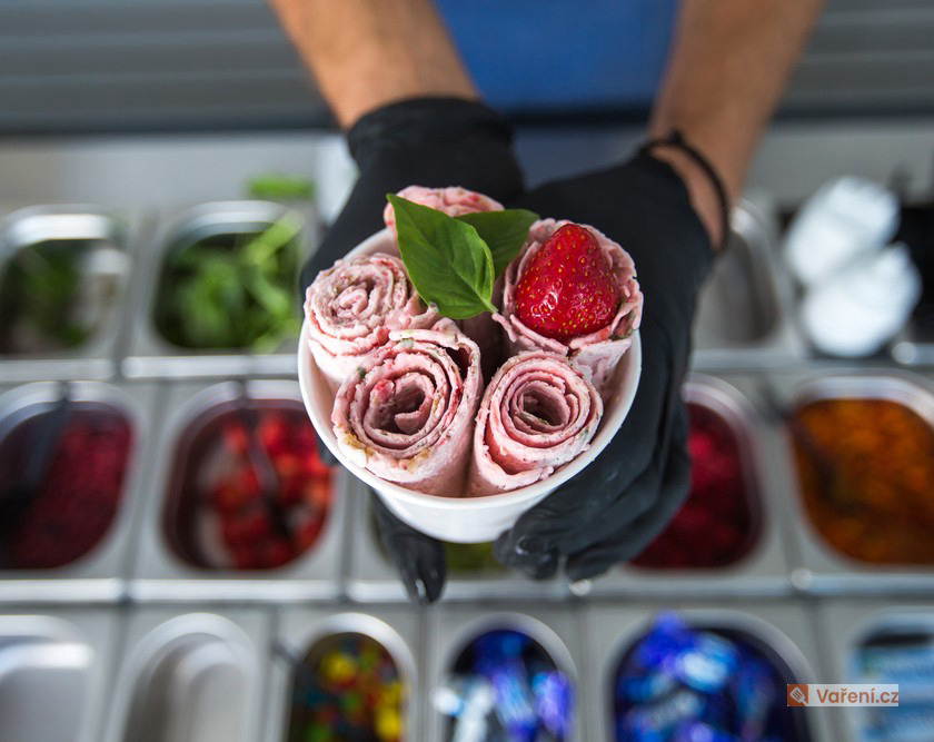 Rolovaná zmrzlina – asijský letní hit bere útokem města i festivaly, už jste jej ochutnali?
