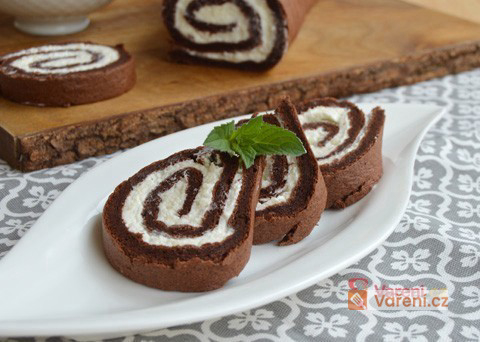 Rychlá cukrářská perla: Na jednoduchou kakaovou roládu nepotřebujete mouku, náplň je hotová za dvě minuty