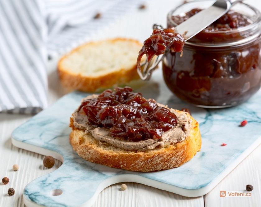 Cibulová marmeláda se hodí do burgerů, na pečivo i k sýru. Uvařte si cibuládu do zásoby!