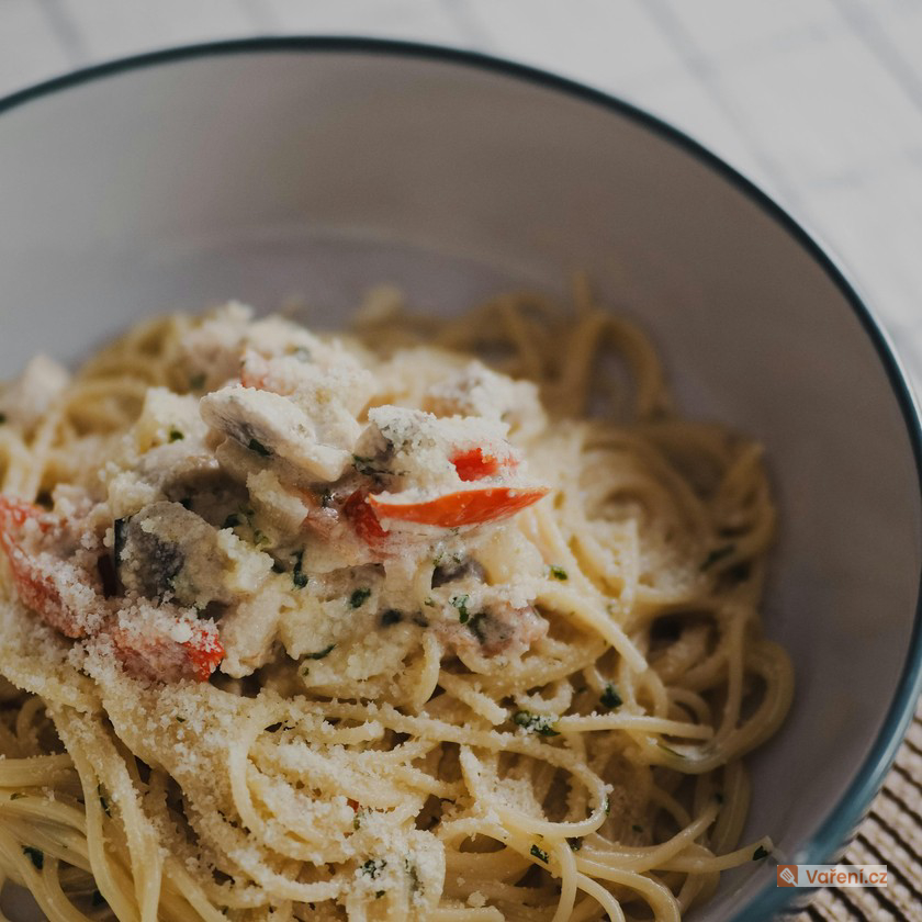 Špagety se žampiónovou omáčkou