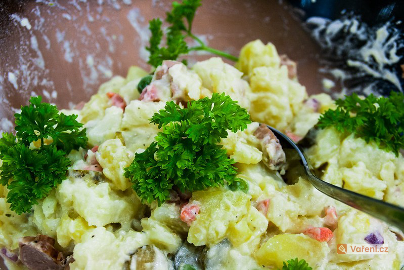 Bramborový salát s konzervovanou zeleninou