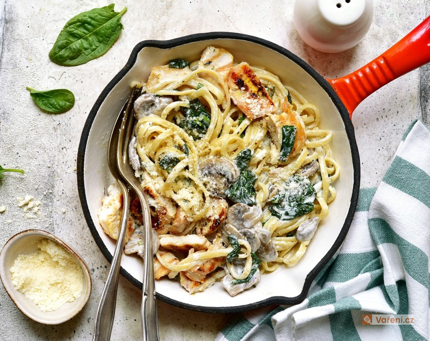 Těstoviny s kuřetem a sýrovo-špenátovou omáčkou