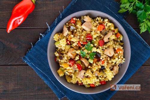 Kuskus salát s kuřecím masem