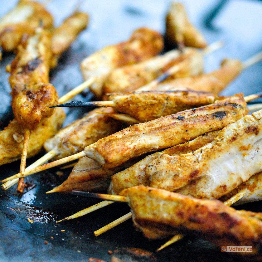 Satay - kuřecí špízy s arašídovou omáčkou