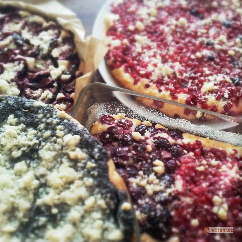 Rychlý ovocný koláč se žmolenkou