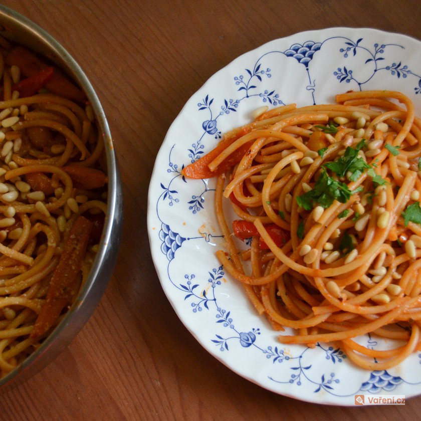 Špagety s piniovými oříšky