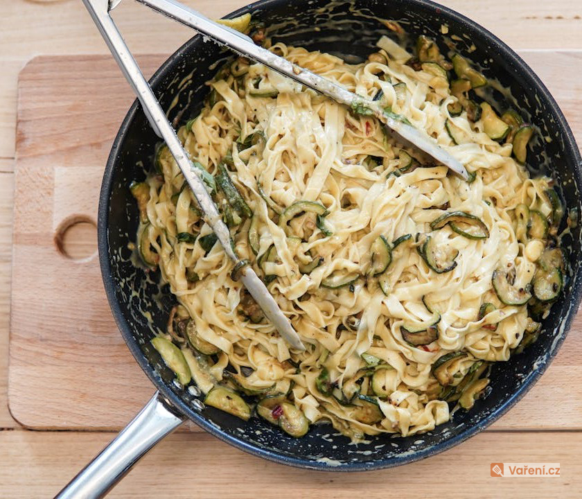 Špagety s cuketovo-smetanovou omáčkou