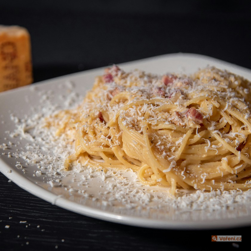 Špagety s kuřecím masem a žampiony