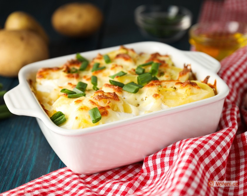 Zapečené brambory s nivou a smetanou