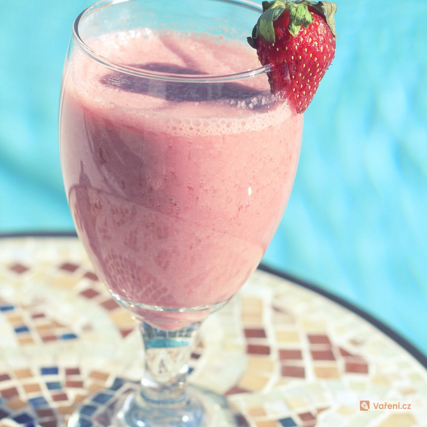 Smetanový jahodový koktejl