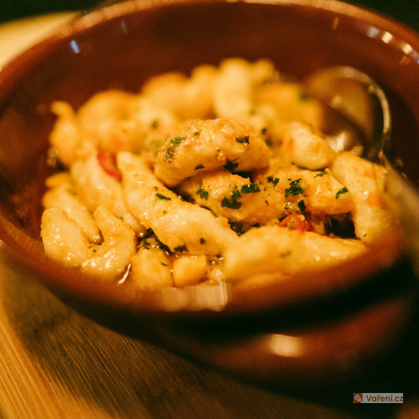 Scampi s česnekem