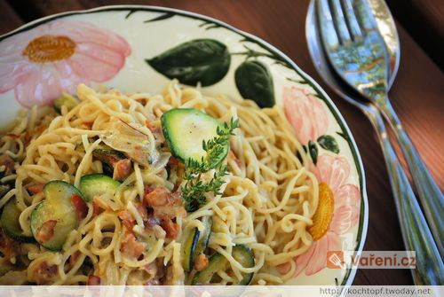 Špagety alla carbonara s cuketou