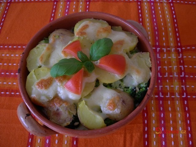 Zapečené brambory s brokolicí, rajčaty a mozzarellou