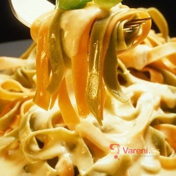 Těstoviny se špenátem a kuřecím masem - fotografie 2