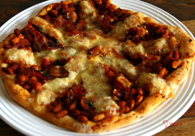Pizza s fazolemi a slaninou