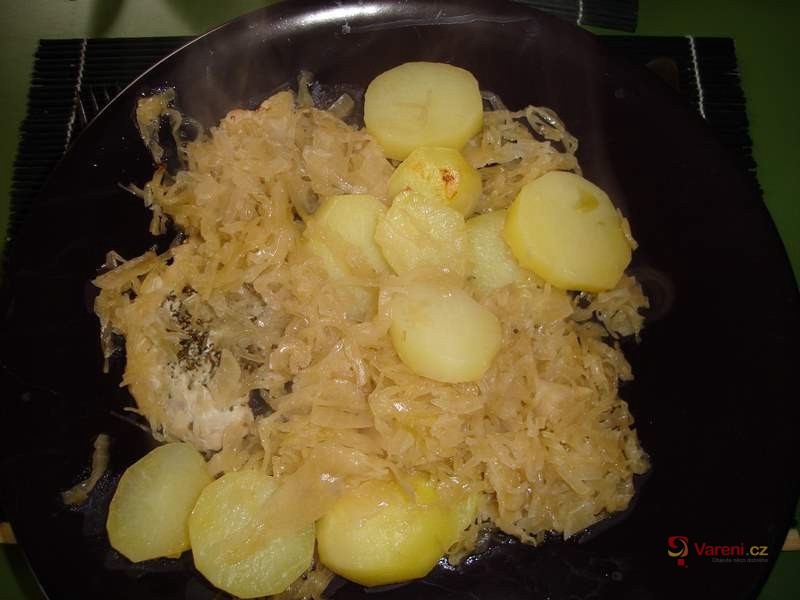 Kuře s bramborem na zelí - fotografie 2