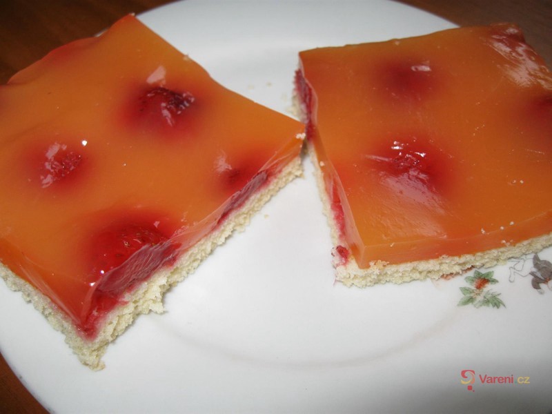 Koláč s jahodami a želé - fotografie 2