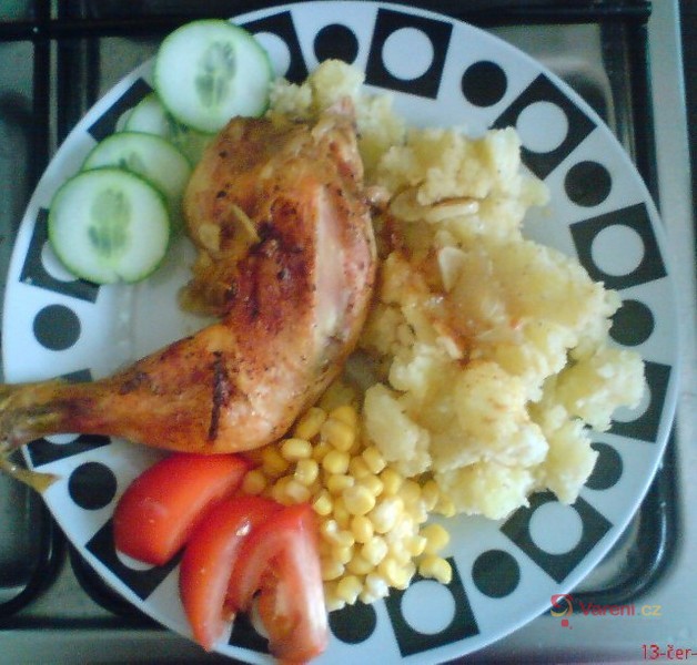 Pečená kuřecí stehna s ochucenými šťouchanými bramborami - fotografie 2