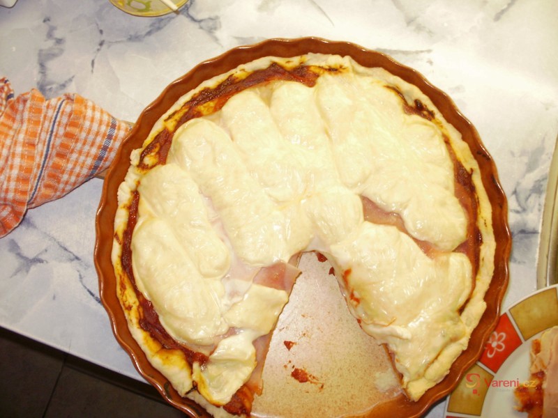 Sýrová pizza - fotografie 4