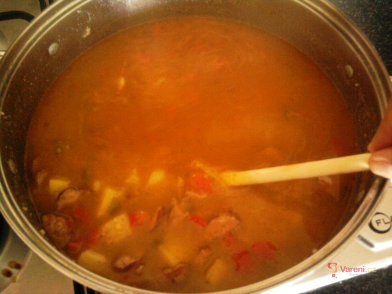 Bramborový guláš s klobáskou - fotografie 2