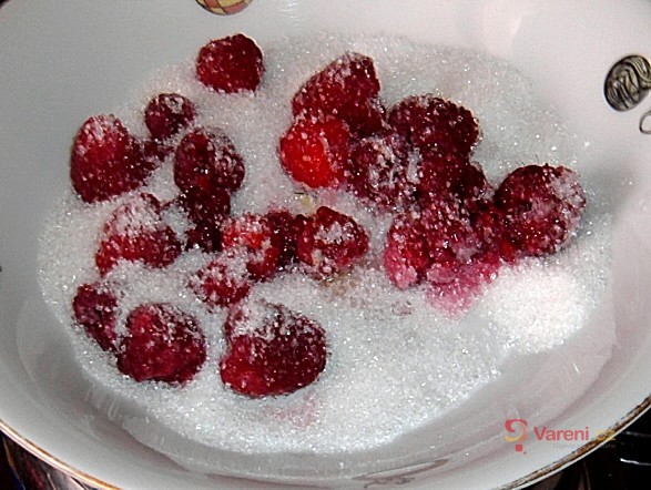 Jogurtový koláč s letním ovocem - fotografie 3