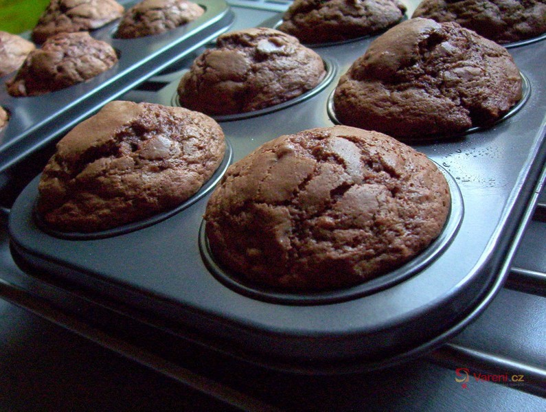 Čokoládové muffiny s mandlovými plátky