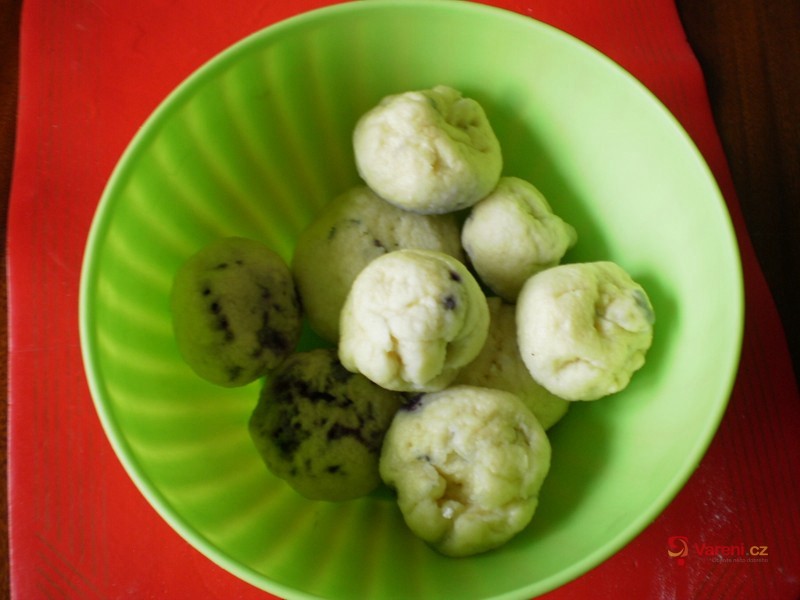 Kynuté knedlíky s ovocem - fotografie 3