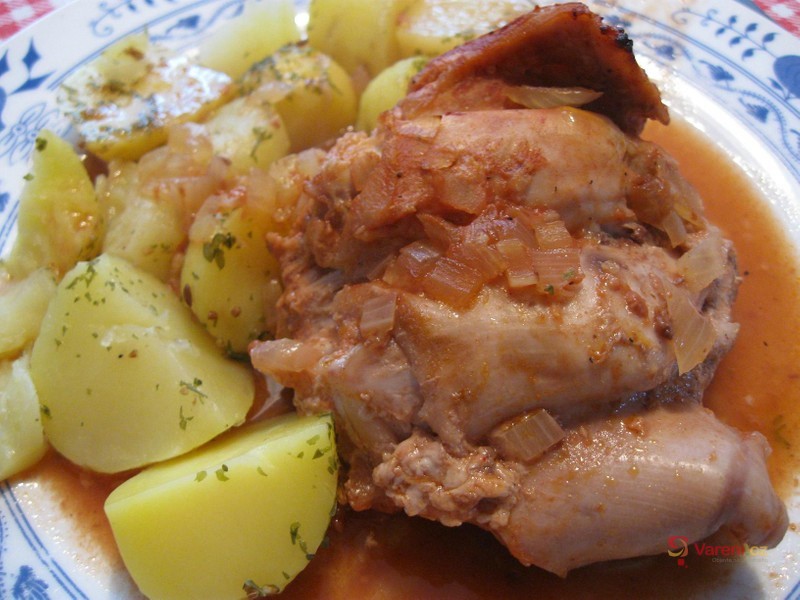 Kuřecí stehna na cibuli v římském hrnci - fotografie 4