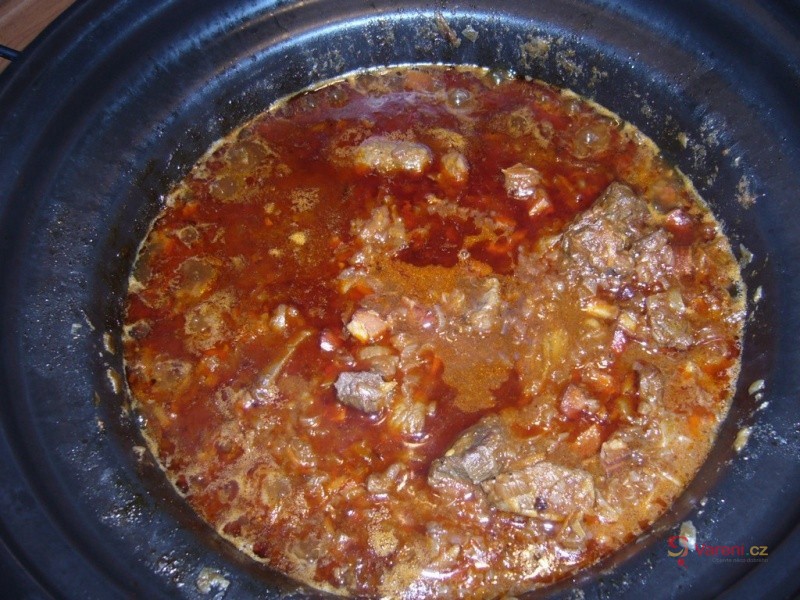Guláš s rajčatovým protlakem - fotografie 2