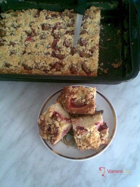 Kynutý švestkový koláč - fotografie 4