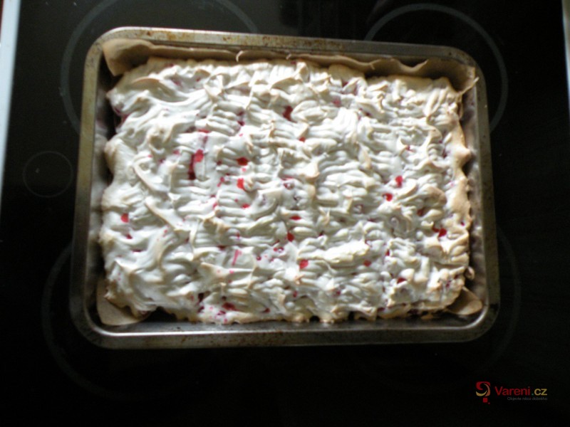Koláč se skořicovým sněhovým rybízem - fotografie 4
