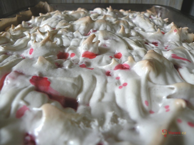 Koláč se skořicovým sněhovým rybízem - fotografie 5