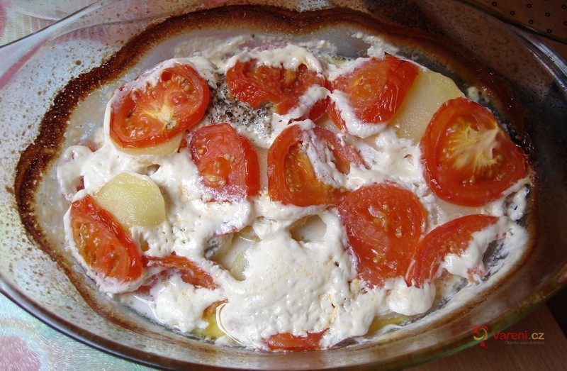 Kuřecí zapečené s brambory a čerstvými rajčaty - fotografie 2