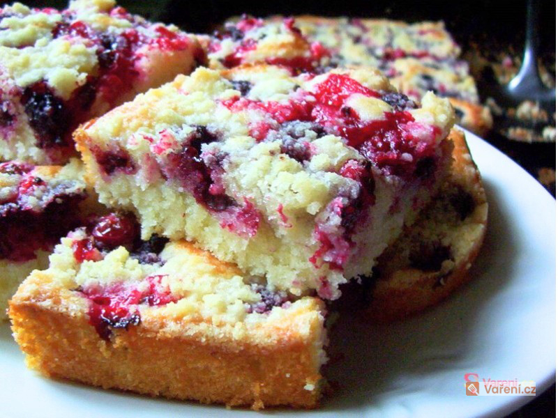 Barevná jogurtová bublanina