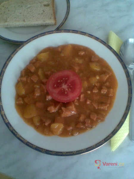 Bramborový guláš s klobáskou - fotografie 3