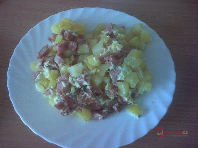 Zapékané brambory s kabanosem - fotografie 3