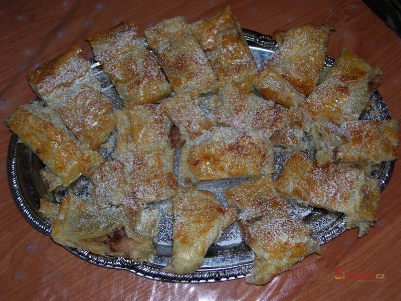 Jablečný závin s rozinkami - fotografie 2