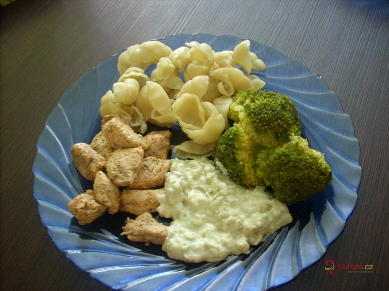 Kuřecí nudličky s brokolicí a nivovou omáčkou