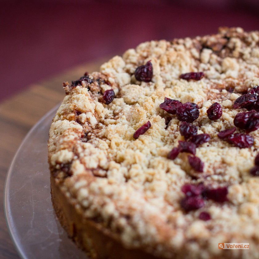 Pohankový koláč s ovocem a drobenkou