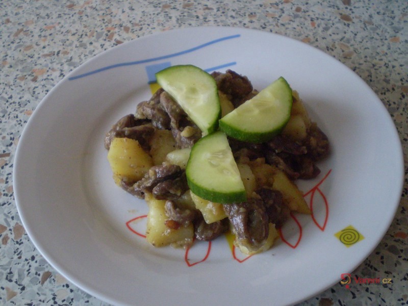 Pánev s brambory a kuřecími srdíčky - fotografie 2