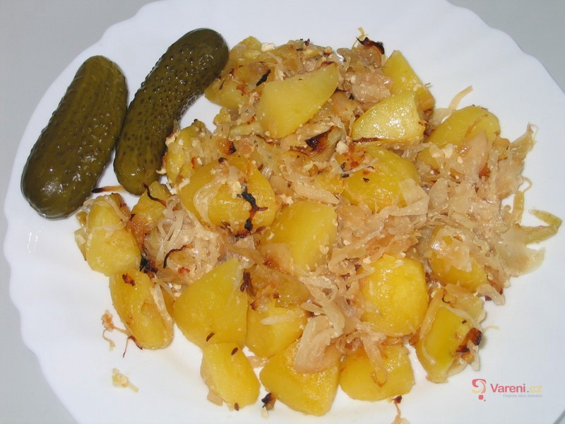 Zapečené brambory se zelím a špekem - fotografie 2