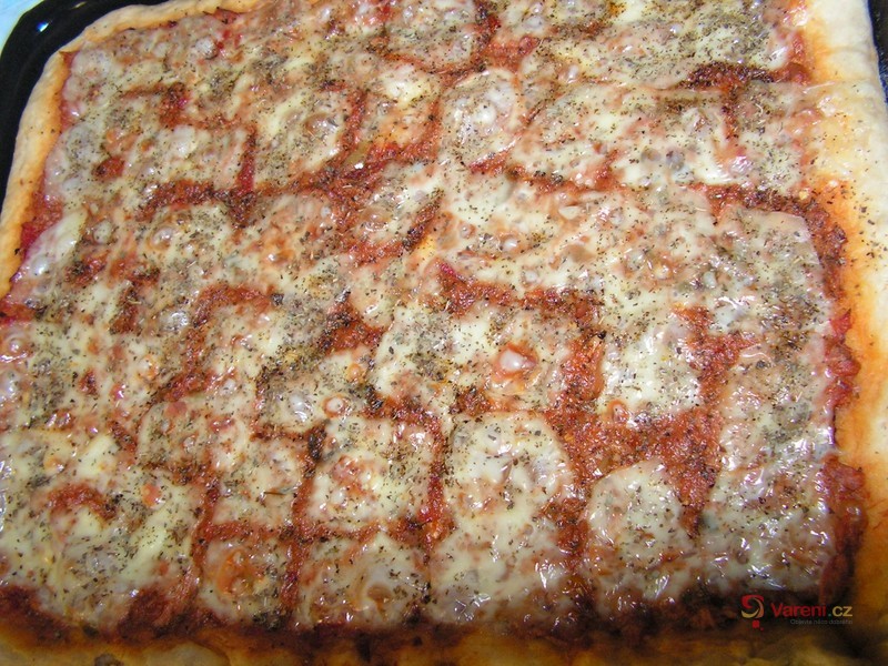 Sýrová pizza s tuňákem - fotografie 2