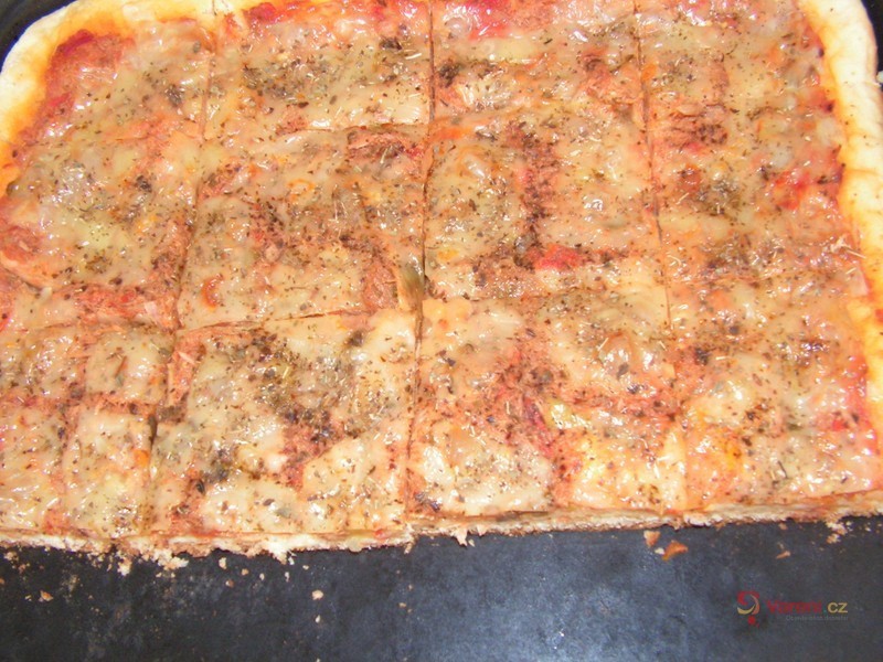 Sýrová pizza s tuňákem - fotografie 3