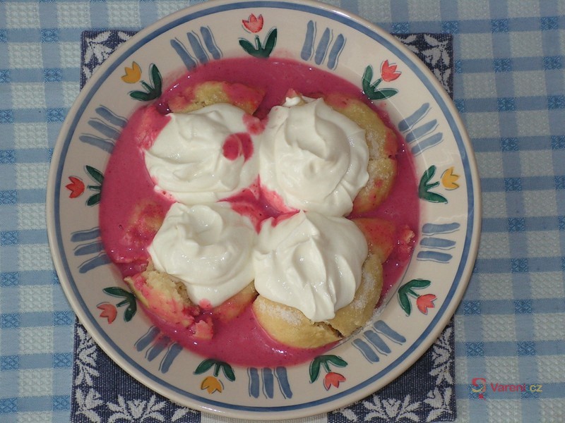 Kynuté knedlíky s jahodami - fotografie 2